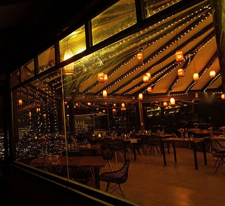 Cielito, cocina en altura, de noche